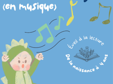 Bébé bouquine à la bibliothèque